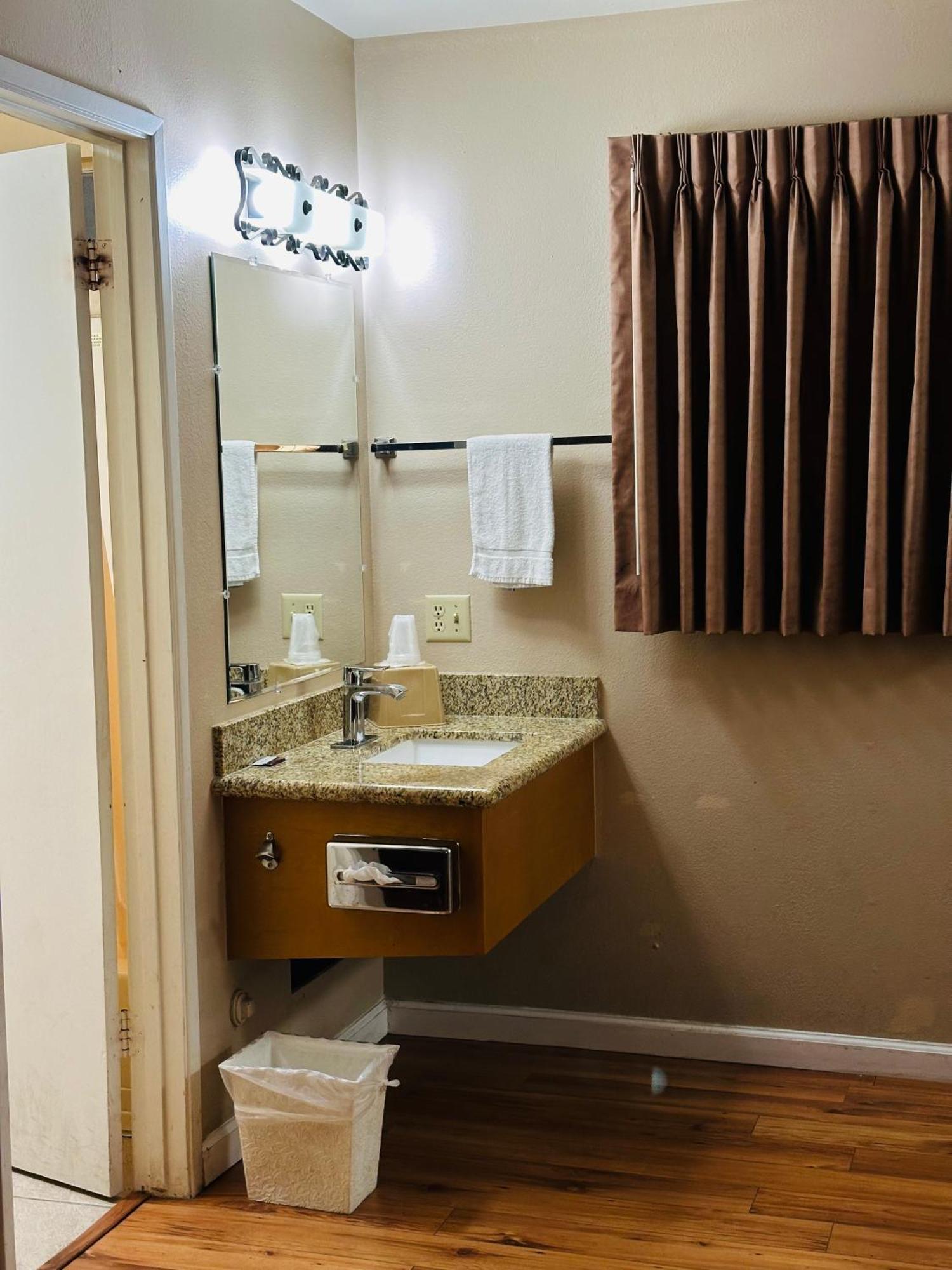 Franciscan Inn Motel Виста Экстерьер фото