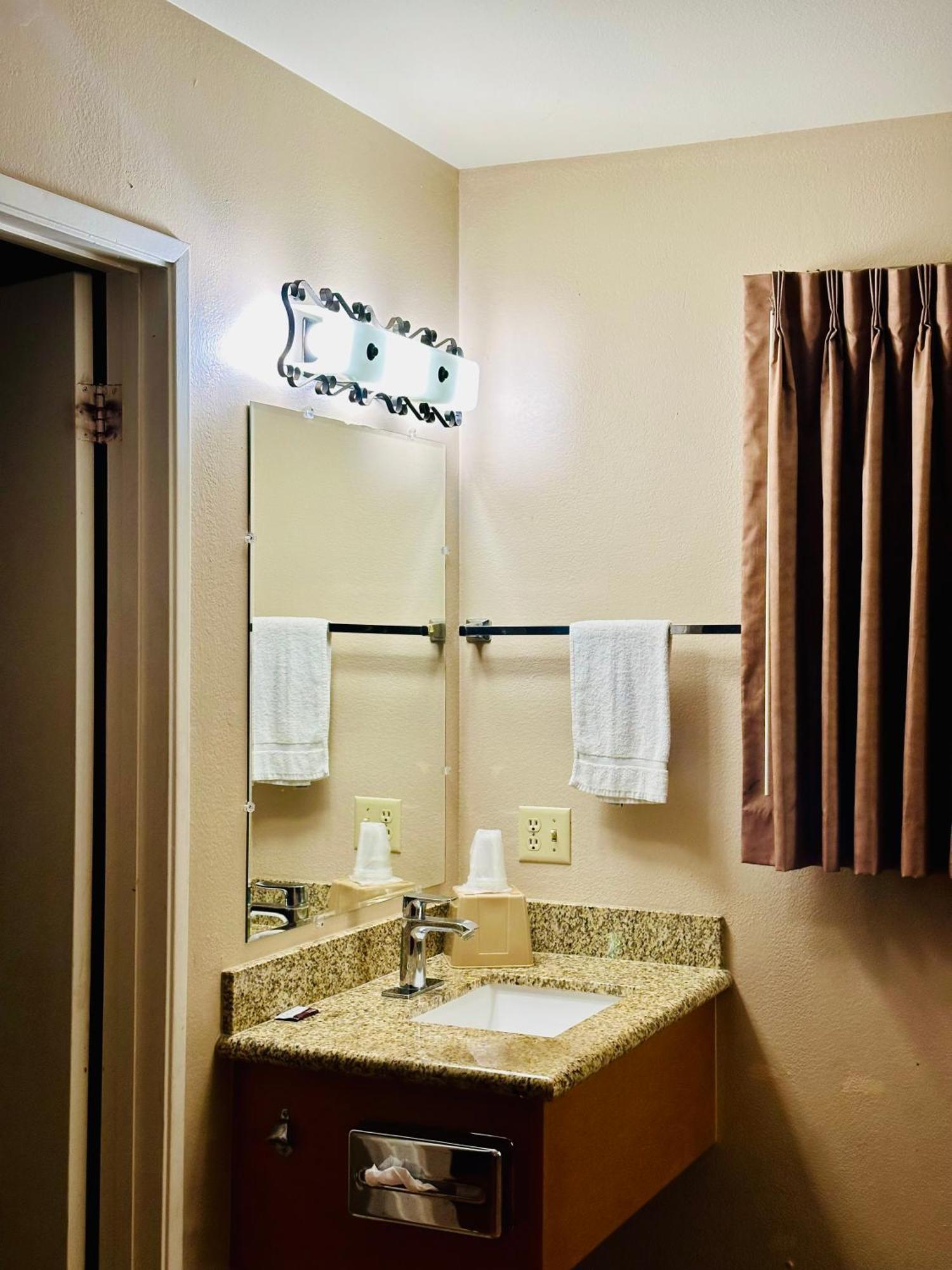 Franciscan Inn Motel Виста Экстерьер фото